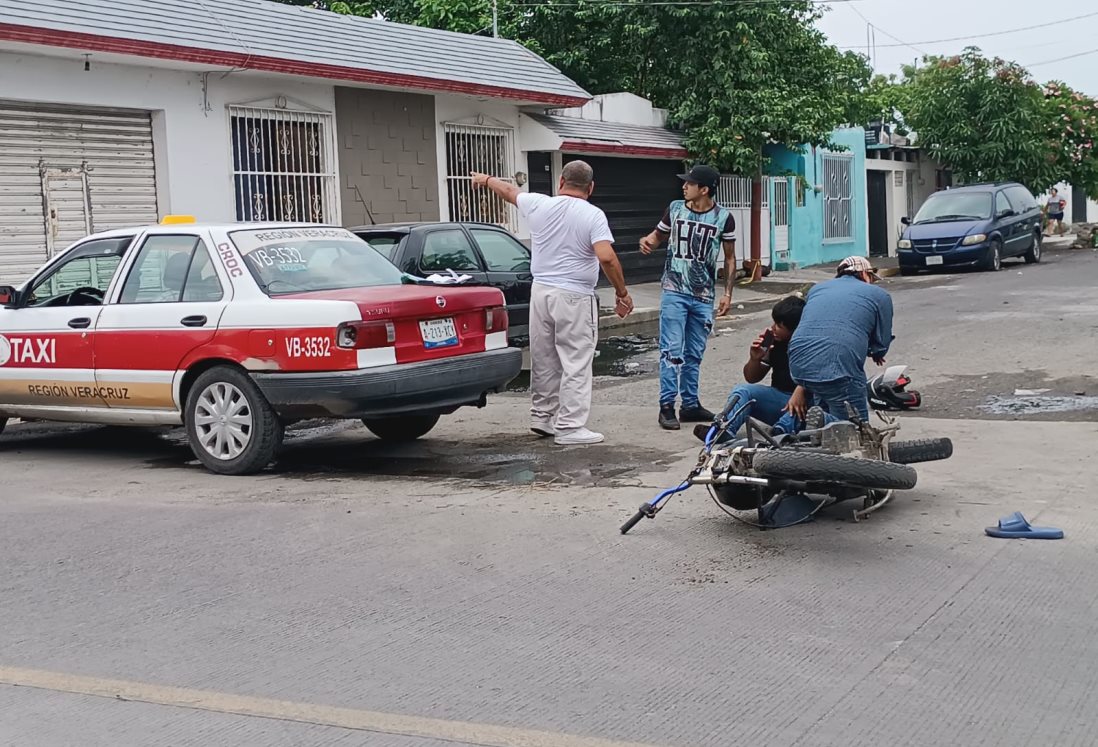 Choque entre taxi y motocicleta deja un lesionado en la colonia Tarimoya, Veracruz