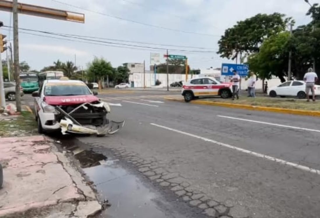 Taxistas se pasan el semáforo y terminan chocando en calles de Veracruz