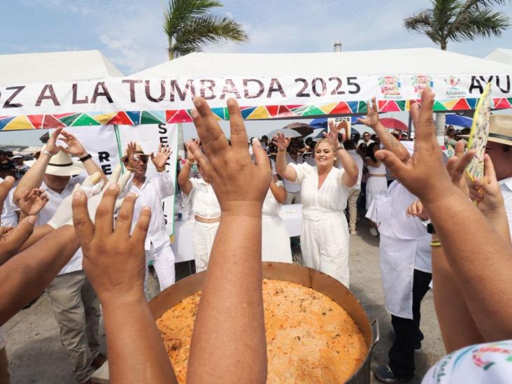 Disfrutan del Arroz a la Tumbada 2025 en Alvarado