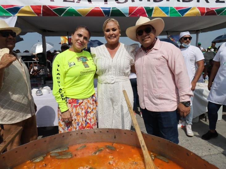 Disfrutan del Arroz a la Tumbada 2025 en Alvarado