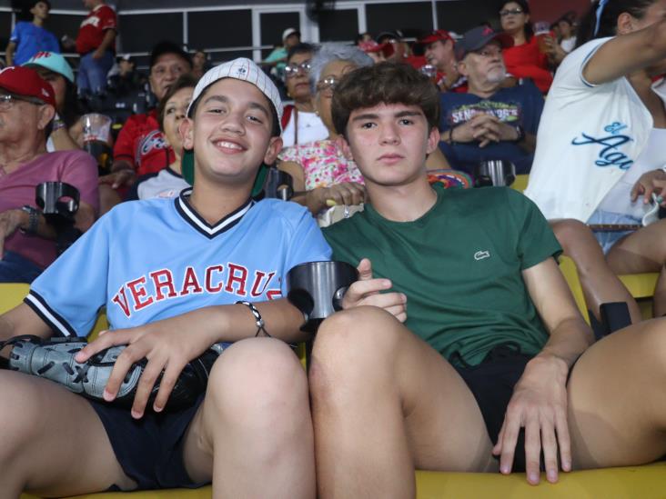 Aficionados de El Águila de Veracruz vibran de emoción en el Beto Ávila