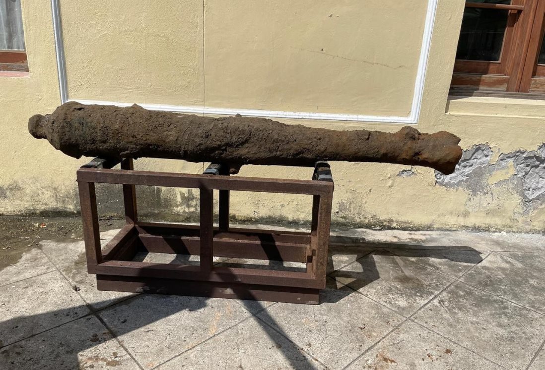 Hallan antiguo cañón durante rehabilitación del centro histórico de Veracruz