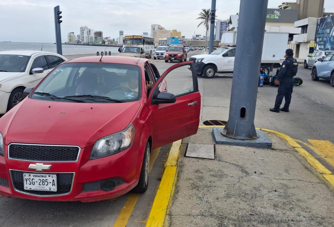Motociclista derrapa tras chocar con auto en el bulevar Ávila Camacho