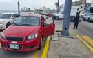 Motociclista derrapa tras chocar con auto en el bulevar Ávila Camacho
