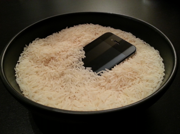 ¡No lo metas en arroz! Esto debes hacer si se moja tu celular | Guía Paso a Paso