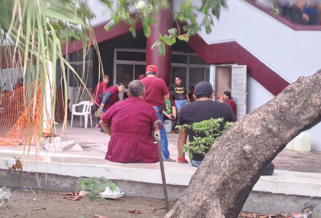 Trabajadores de intendencia del HAEV hacen paro de labores; les deberían 2 quincenas