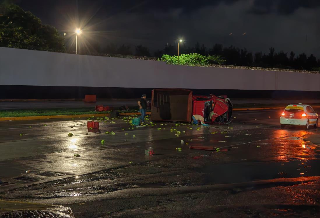 Vuelca camioneta cargada de plátanos en avenida de Veracruz