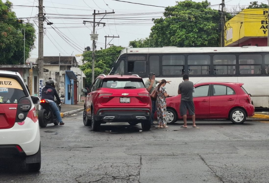 Choque entre auto y camioneta en avenida Cuauhtémoc deja daños materiales