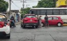 Choque entre auto y camioneta en avenida Cuauhtémoc deja daños materiales