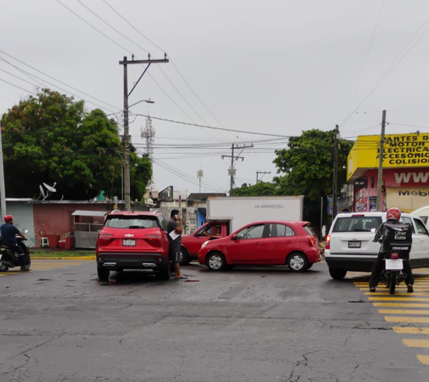 Choque entre auto y camioneta en avenida Cuauhtémoc deja daños materiales