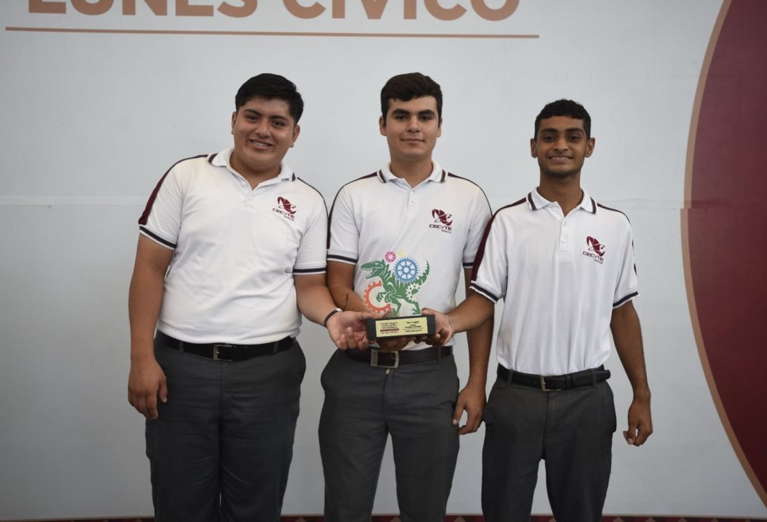 Estudiantes del CECyTEV de Veracruz ganan concurso nacional con vehículo solar