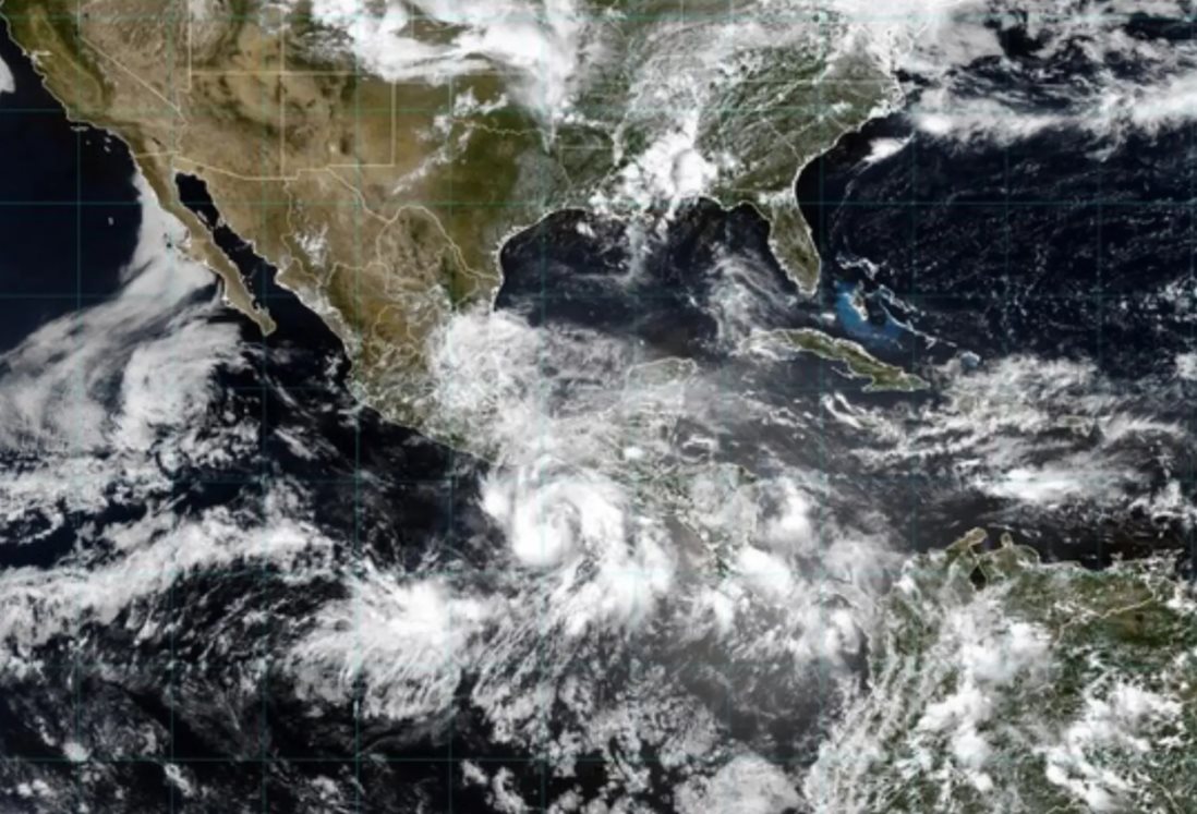 Huracán Erick alcanza categoría 2; prevén vientos muy fuertes e inundaciones en el sur de México