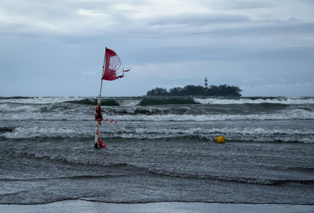 Restringen ingreso de bañistas a playas de Boca del Río por temporal lluvioso