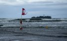 Restringen ingreso de bañistas a playas de Boca del Río por temporal lluvioso