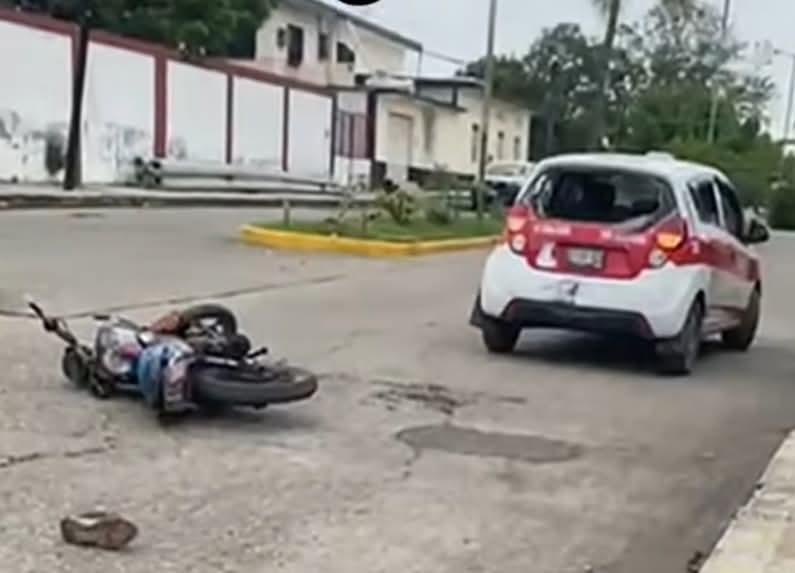 Motociclista choca contra taxi en Tierra Blanca