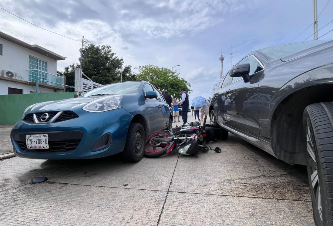Motociclista termina entre dos autos en la colonia Ocho de Marzo en Veracruz
