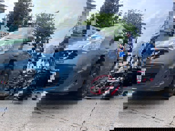 Motociclista termina entre dos autos en la colonia Ocho de Marzo en Veracruz