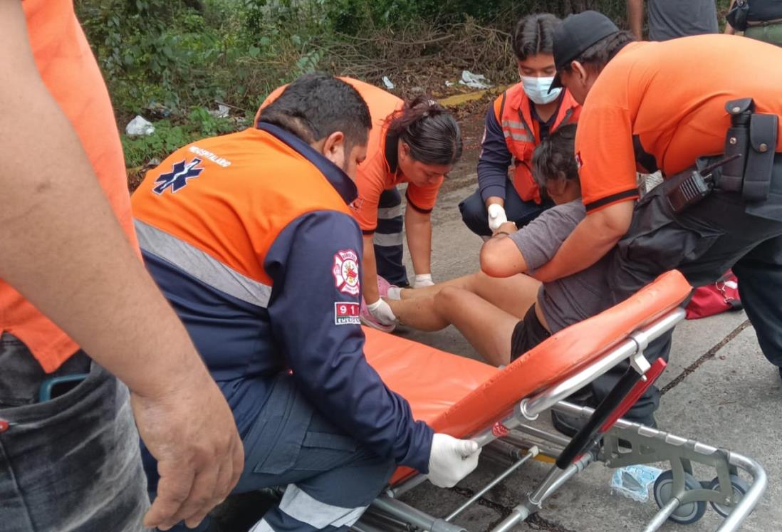 Accidente en Tierra Blanca deja a mujer lesionada tras derrapar en su moto