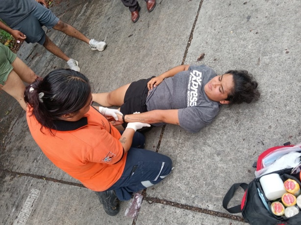 Accidente en Tierra Blanca deja a mujer lesionada tras derrapar en su moto