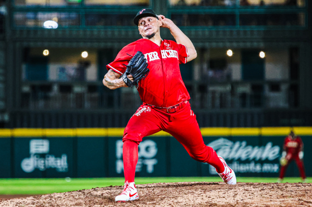 Águila de Veracruz se impone 8-7 a Saraperos en dramático juego y empata la serie