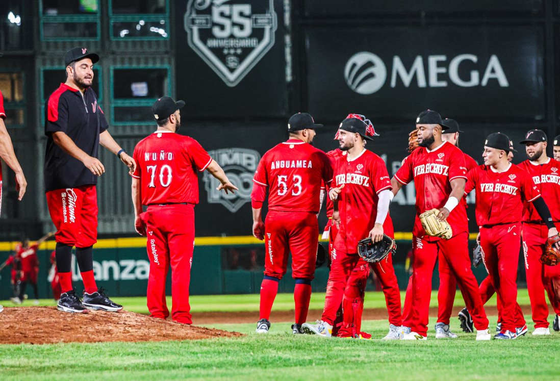 Águila de Veracruz se impone 8-7 a Saraperos en dramático juego y empata la serie