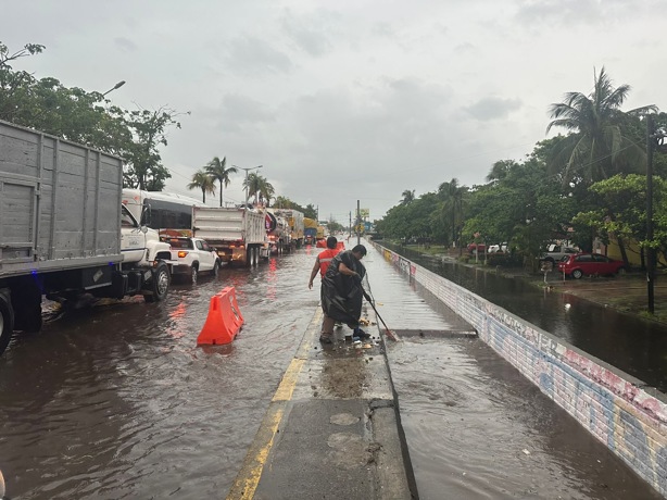 Realizan limpieza de alcantarillas y rejillas por lluvias en Veracruz
