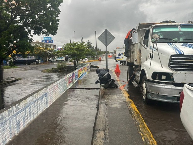 Realizan limpieza de alcantarillas y rejillas por lluvias en Veracruz