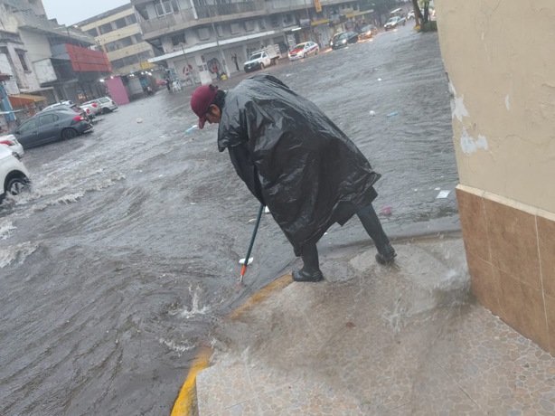 Realizan limpieza de alcantarillas y rejillas por lluvias en Veracruz