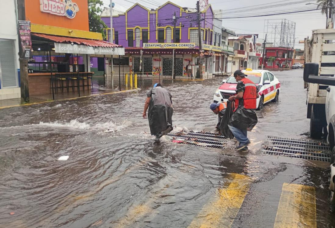 Realizan limpieza de alcantarillas y rejillas por lluvias en Veracruz