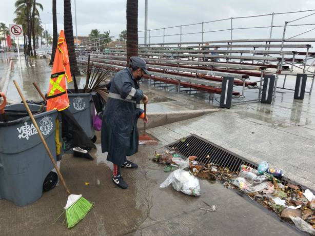 Realizan limpieza de alcantarillas y rejillas por lluvias en Veracruz
