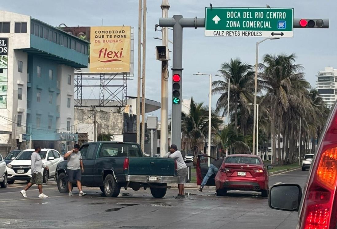 Fuerte accidente en Costa Verde, Boca del Río por no respetar el semáforo