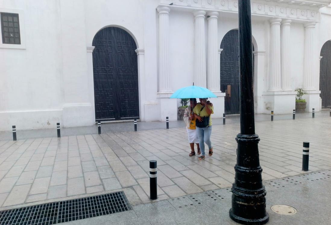 Lluvia en Veracruz pone a los ciudadanos en el centro histórico a resguardarse