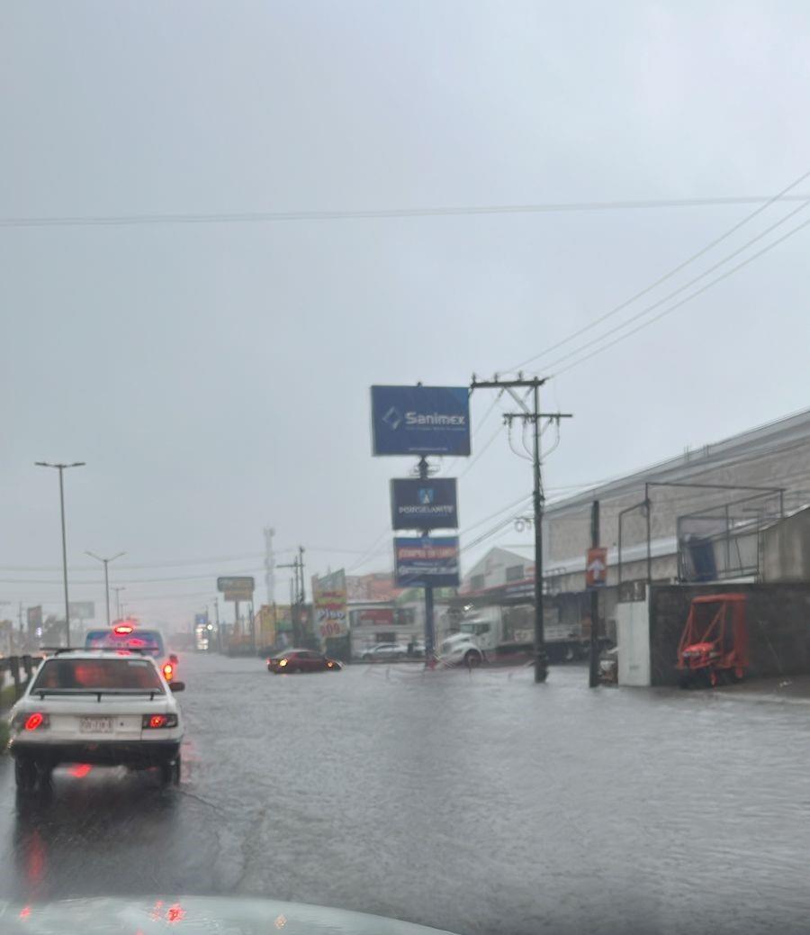 Se registran encharcamientos en la carretera Veracruz-Xalapa por fuerte lluvia