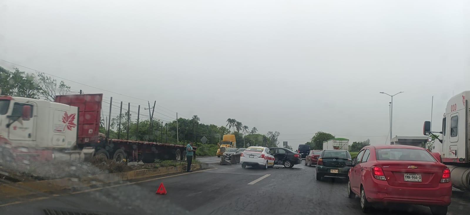 Se accidenta auto y taxi en la carretera Veracruz - Xalapa