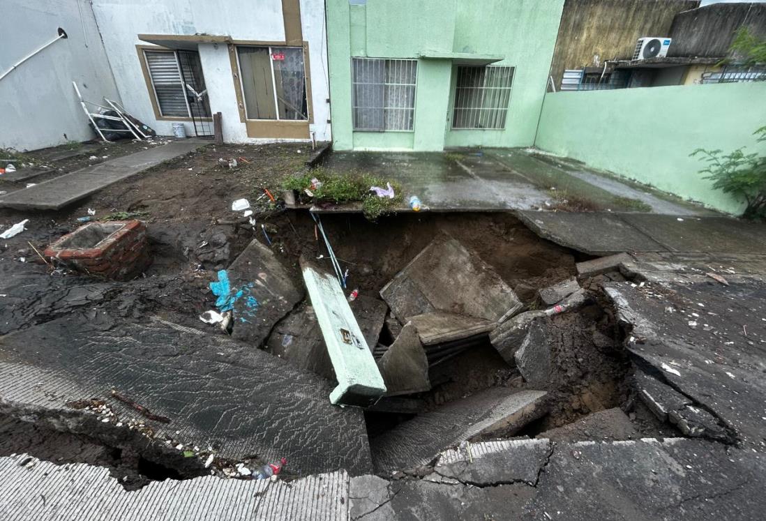 Enorme socavón en Colinas de Santa Fe en Veracruz amenaza con tragarse casas