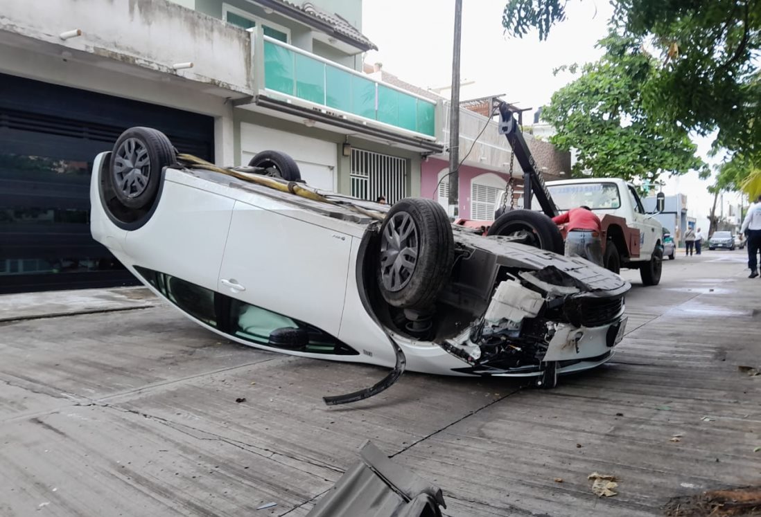 Conductor pierde el control y vuelca su vehículo en fraccionamiento Casas Díaz