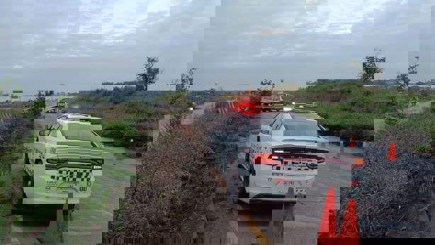 Camioneta termina fuera de la carretera federal Veracruz-Xalapa