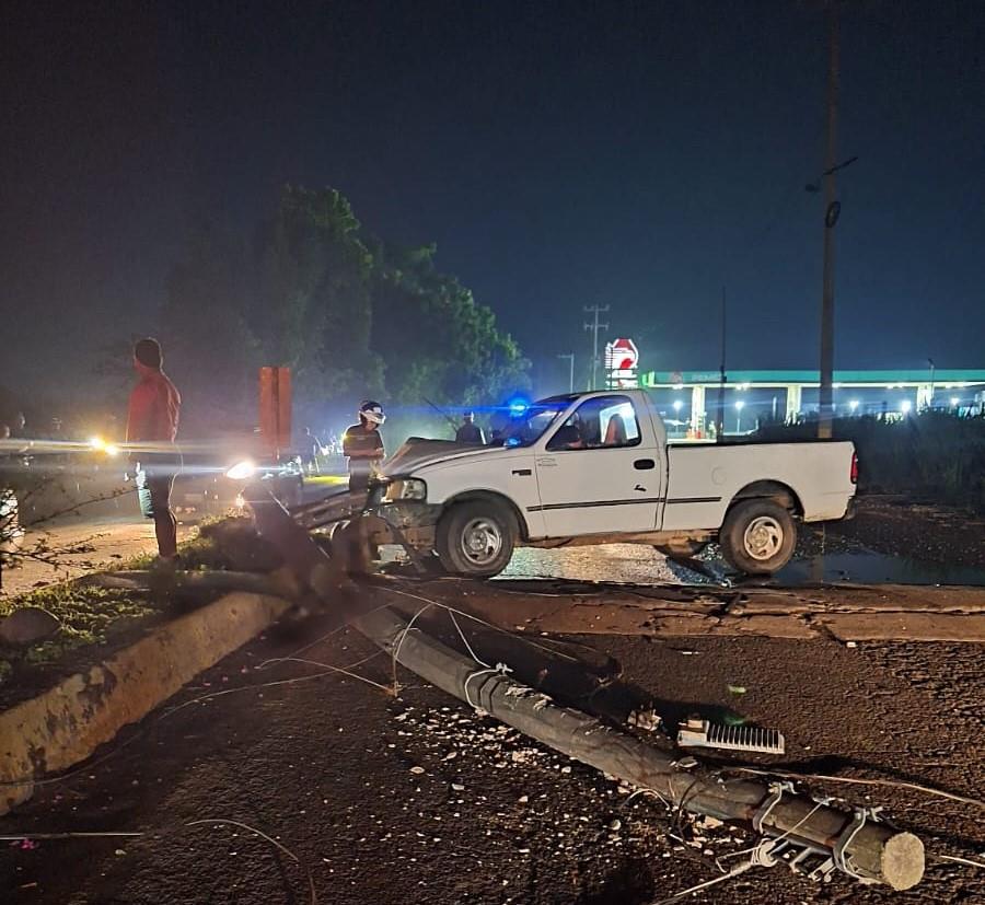 Conductor choca su camioneta contra un poste en Úrsulo Galván y abandonó su unidad