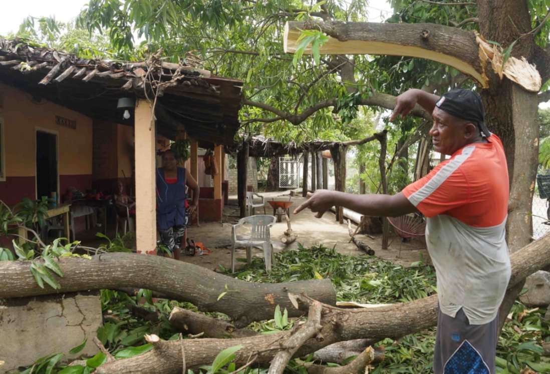 Costa de Oaxaca cumple más de 30 horas sin red telefónica e internet tras paso de huracán Erick