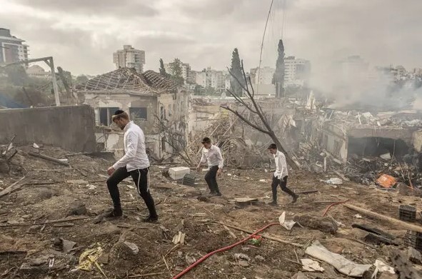 Irán lanza oleada de ataques a Israel; número de heridos ronda los 17