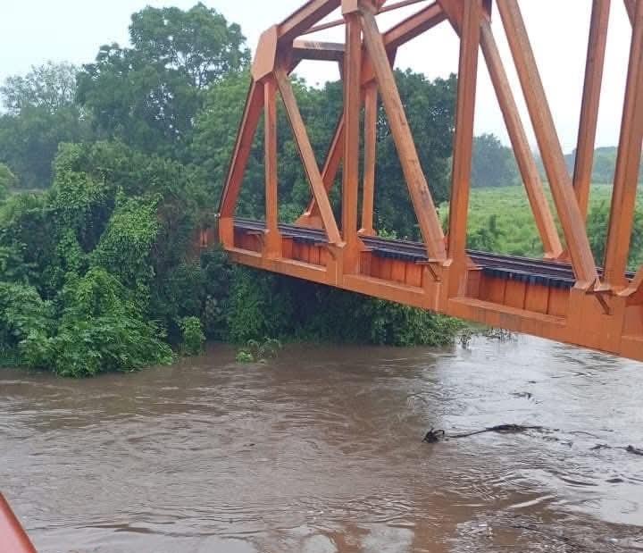 Río Blanco comienza a desbordarse en la zona de Tlalixcoyan