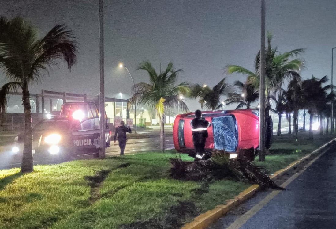 Vuelca automóvil sobre bulevar de la Riviera Veracruzana