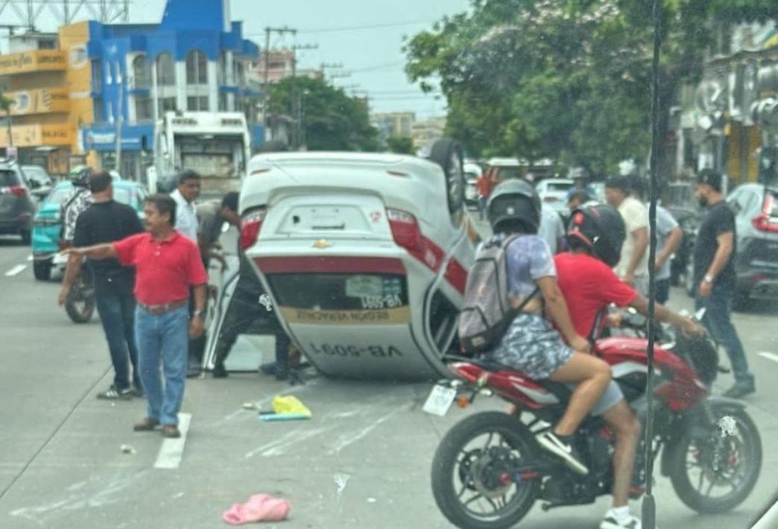 Vuelca taxi en avenida Miguel Alemán de Veracruz; hay un lesionado