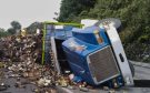 Vuelca tráiler con toneladas de chatarra en Las Cumbres de Maltrata
