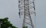 Hombre se sube a torre de alta tensión de CFE en Veracruz y moviliza a cuerpos de rescate | VIDEO