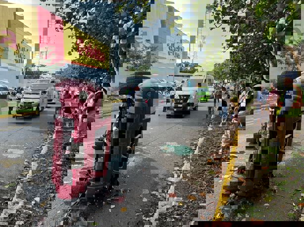 Camioneta vuelca por falla mecánica en calles del fraccionamiento Lagos de Puente Moreno