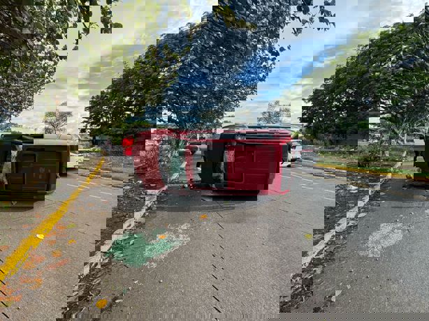 Camioneta vuelca por falla mecánica en calles del fraccionamiento Lagos de Puente Moreno