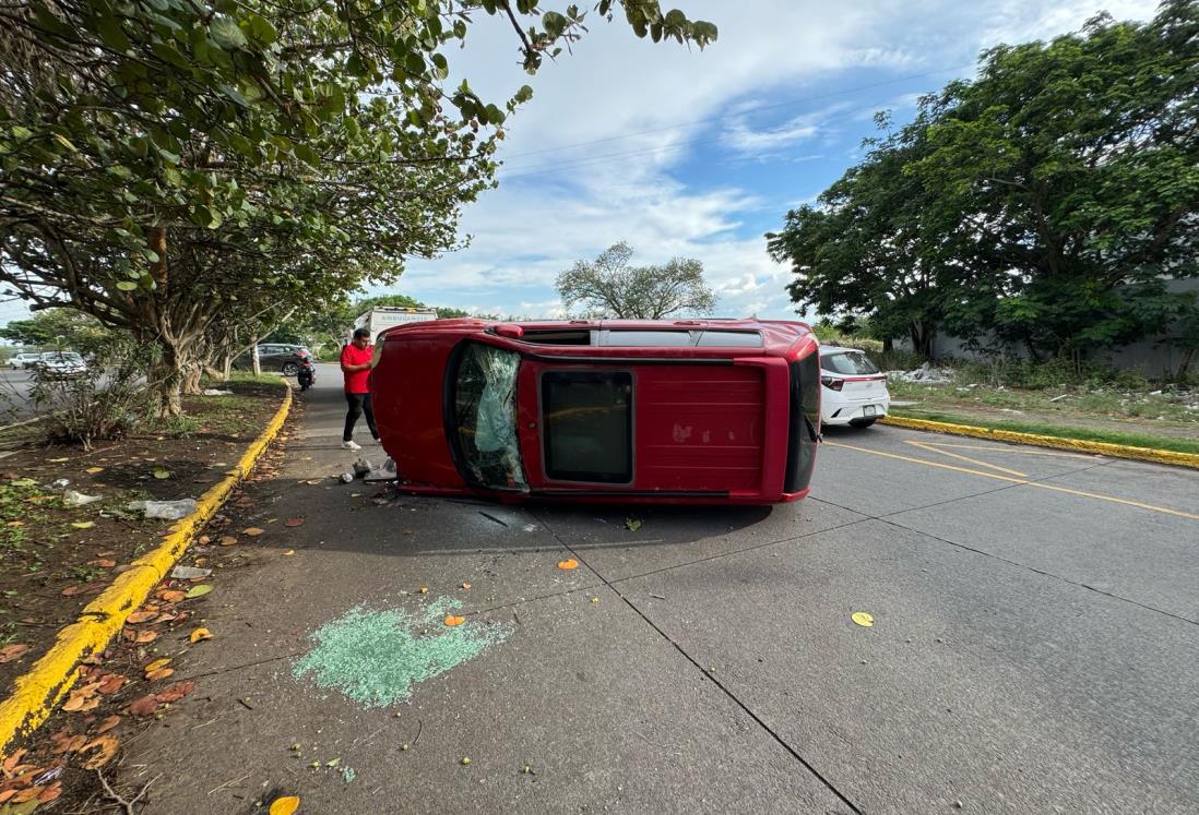 Camioneta vuelca por falla mecánica en calles del fraccionamiento Lagos de Puente Moreno