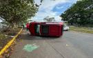 Camioneta vuelca por falla mecánica en calles del fraccionamiento Lagos de Puente Moreno