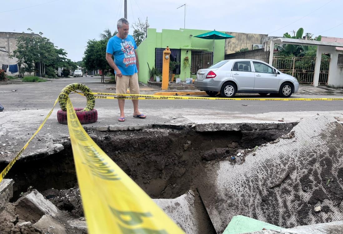Socavón gigante en Colinas de Santa Fe podría crecer y "tragarse" las casas